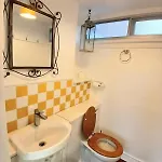 House Near Moors, 10 Minutes Walk To High Street 度假居 *