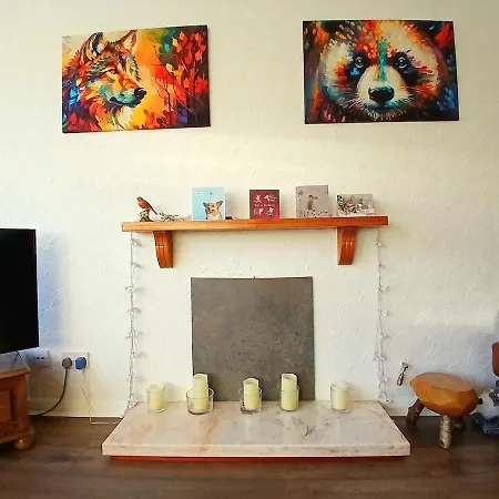 House Near Moors, 10 Minutes Walk To High Street *