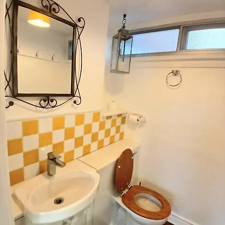House Near Moors, 10 Minutes Walk To High Street 度假居 *