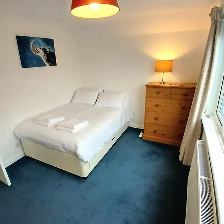 House Near Moors, 10 Minutes Walk To High Street *