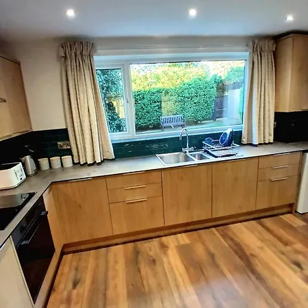 House Near Moors, 10 Minutes Walk To High Street 度假居 *