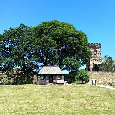House Near Moors, 10 Minutes Walk To High Street