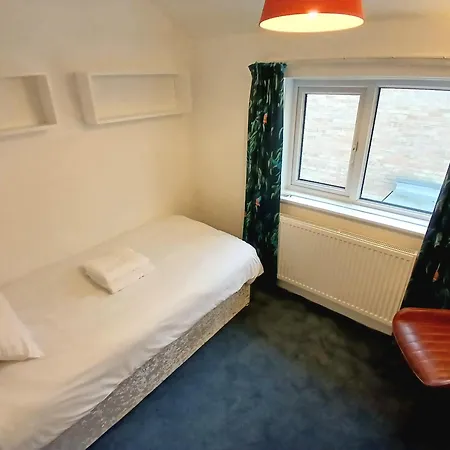 House Near Moors, 10 Minutes Walk To High Street